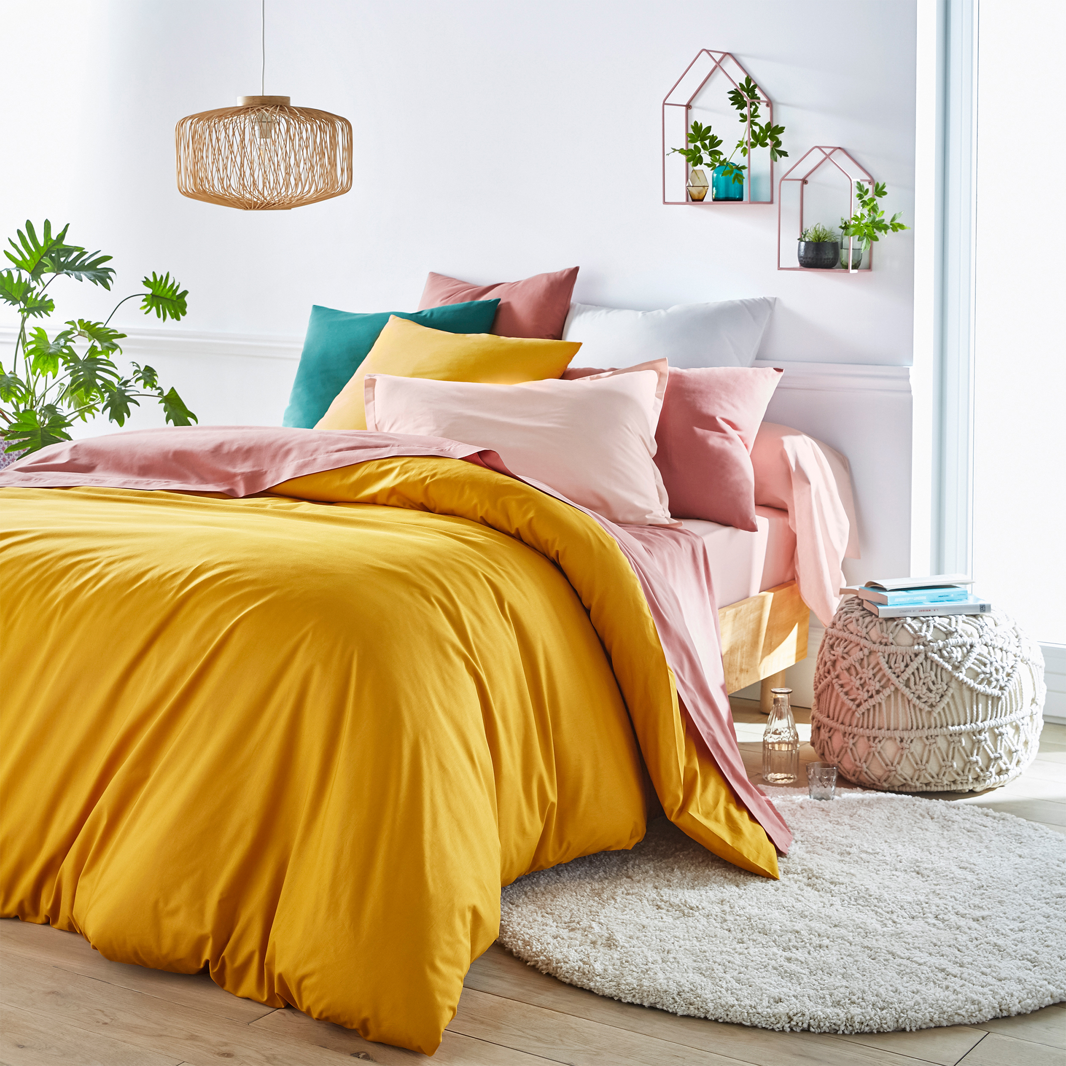 Спальня с желтым покрывалом